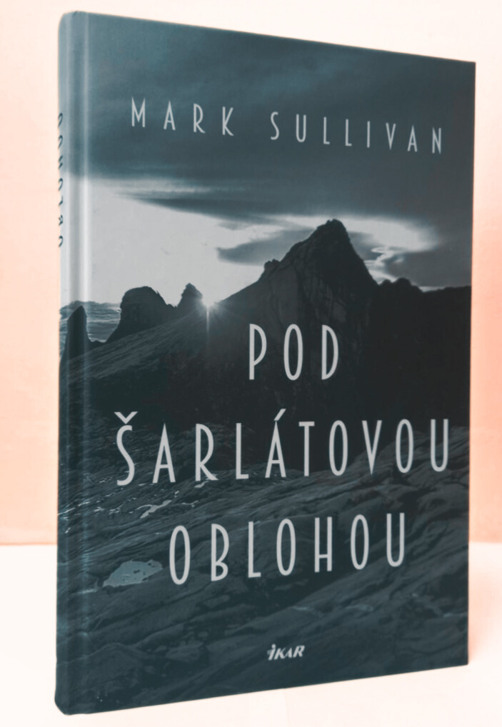 Kniha stoji opretá o múr. Na obálke sú hory a zapadajúce slnko. Pod horami je nápis pod šarlátovou oblohou.