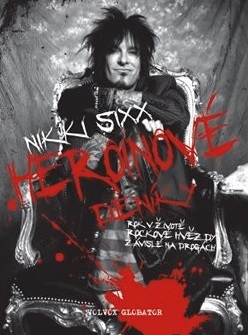 Obálka knihy, na ktorej je Nikki Sixx, ktorý drží gitaru. Na ňom je nápis Heroínové denníky